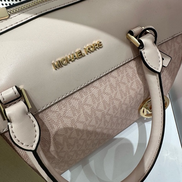 MICHAEL KORS TRAVEL MEDIUM DUFFEL SATCHEL / CROSSBODY LIGHT POWDER BLUSH COLOR - Picture 13 of 16
